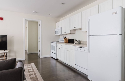 Theatre District Apartamento | Superb Downtown 2BR, Elevator & A/C, by Blueground