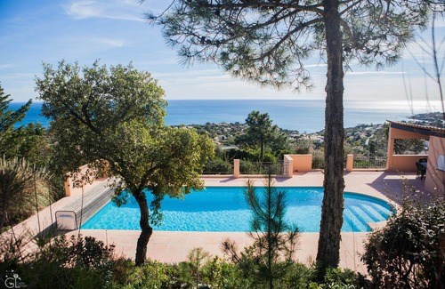 Roquebrune-sur-Argens Villa | Magnífica villa con piscina climatizada vista de 180 ° del mar Mediterráneo