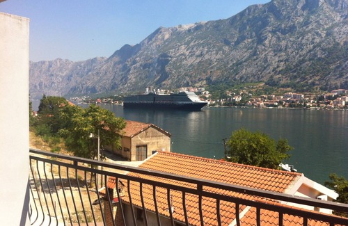 Kotor Casa | EXCELENTE APARTAMENTO EN CASA, A 40M DEL MAR, VISTA GIGANTE SOBRE LA CIUDAD DE LA BAHÍA Y KOTOR