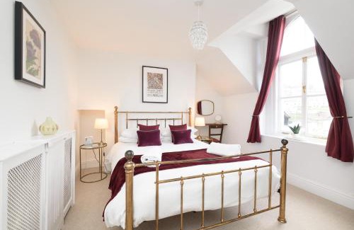 Looe Casa | Superb House in Looe, Near Beach and Bars with Great Views and free access to a nearby Indoor Swimming Pool