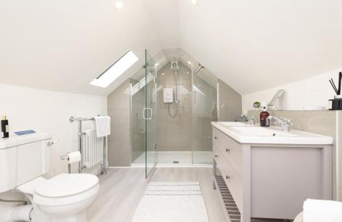 Looe Casa | Superb House in Looe, Near Beach and Bars with Great Views and free access to a nearby Indoor Swimming Pool