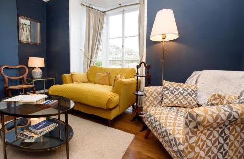 Looe Casa | Superb House in Looe, Near Beach and Bars with Great Views and free access to a nearby Indoor Swimming Pool