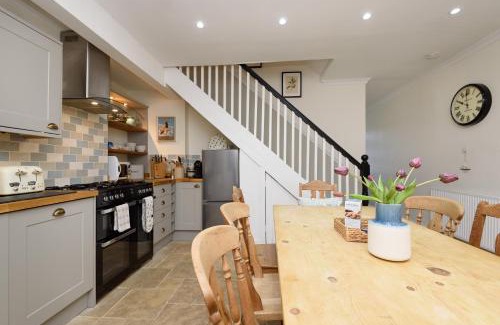 Looe Casa | Superb House in Looe, Near Beach and Bars with Great Views and free access to a nearby Indoor Swimming Pool