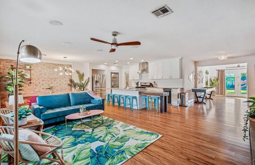 Arcadia Lite Casa | SUPERB LOCATION! Close to Superbowl & Scottsdale - Heated Pool- TikiBar & Gym