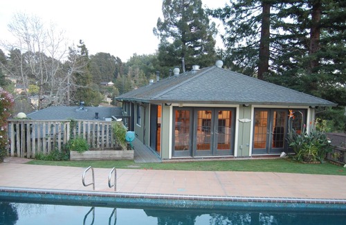 Mill Valley Casa | Excelente ubicación. Espaciosa, abierta y acogedora casa con piscina / sauna. Zip a SF