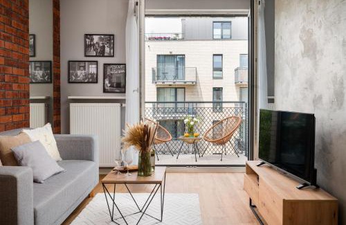 Nowa Praga Apartamento | Superb Loft Studio in charming Praga District, 300 m to Metro & 100 m to tram, balcony