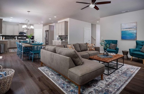 Aloha Casa | Nueva construcción con plano de planta abierto, a menos de 15 millas del centro de Portland, ping pong y jacuzzi