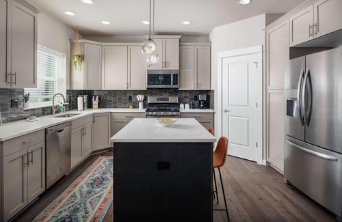 Aloha Casa | Nueva construcción con plano de planta abierto, a menos de 15 millas del centro de Portland, ping pong y jacuzzi