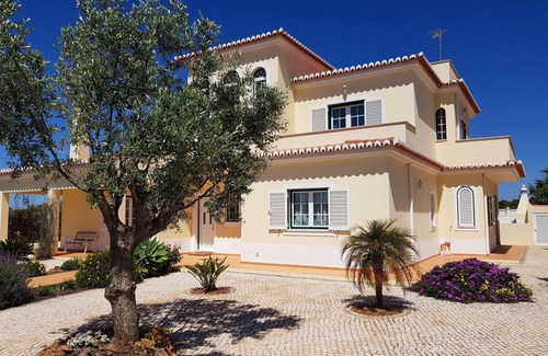 Porches Villa | Magnífica villa tranquila con vistas panorámicas al océano y al campo.