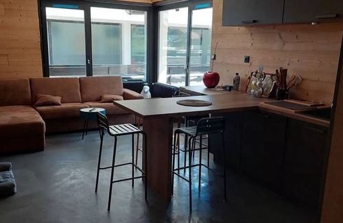 Thollon-les-Memises Apartamento | Superb renovated apartment with large terrace