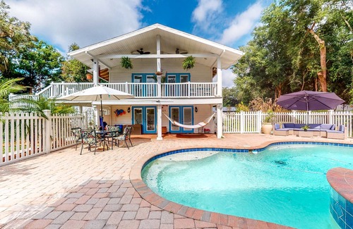 Thonotosassa Apartamento | Superb renovated Florida home with pool, kitchen, & balcony