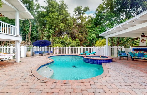 Thonotosassa Apartamento | Superb renovated Florida home with pool, kitchen, & balcony