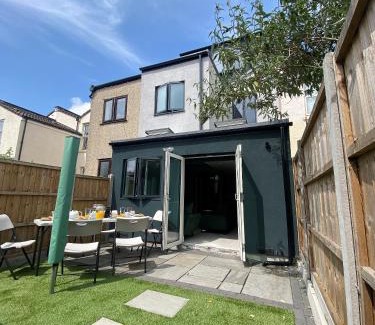 Horfield Casa | Superb townhouse near vibrant Gloucester Road