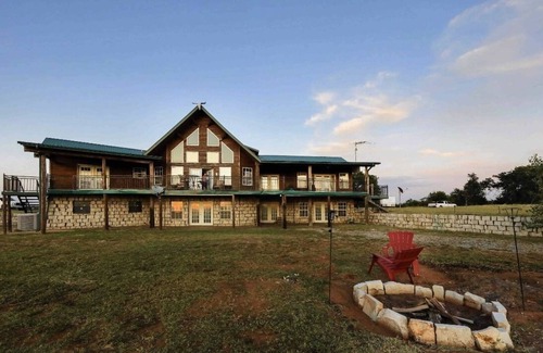 Comanche County Cabina | Superb view Lake Ellsworth! Log cabin in the country.