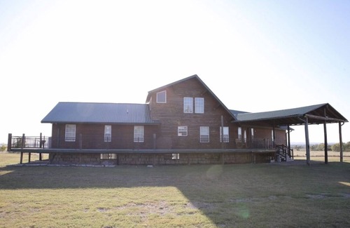Comanche County Cabina | Superb view Lake Ellsworth! Log cabin in the country.