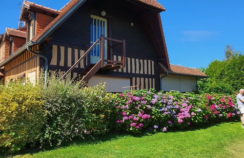 Clarbec Casa | Superb villa with indoor swimming pool, tennis court, piano