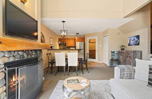 Upper Village Casa | Superb Village Location! Walk to Skiing, Secure Parking