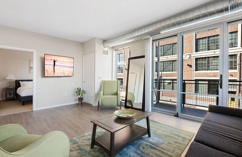 Crossroads Arts District Condominio | Superbly Designed Home with Top-of-the-Line Amenities 355