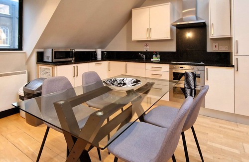 Grand Canal Dock Casa | Superbly located! Bright and Airy Mews.