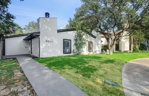Northwest Dallas Casa | Superior 4BR 2BA Holiday Home with Hot Tub & Grill