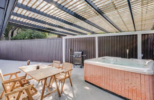 Northwest Dallas Casa | Superior 4BR 2BA Holiday Home with Hot Tub & Grill