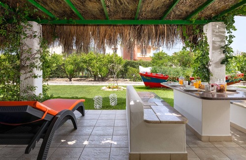 Kolymbia Casa | Piscina, jacuzzi, barbacoa en el jardín, balcón privado con vista al jardín.