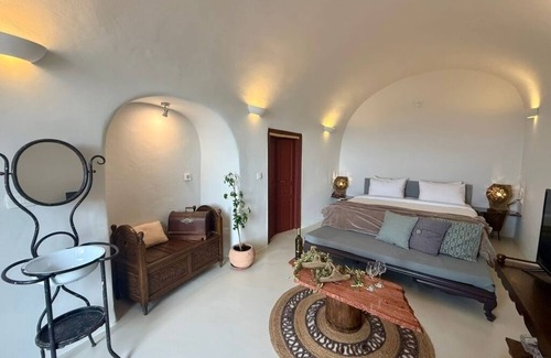 Oia Hotel | Superior Cave House with Plunge Pool and Sea View