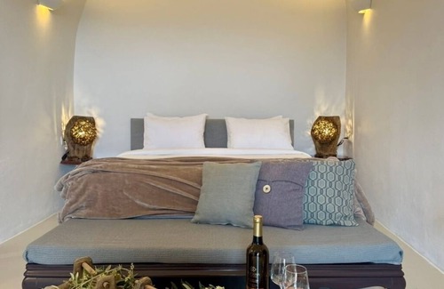 Oia Hotel | Superior Cave House with Plunge Pool and Sea View