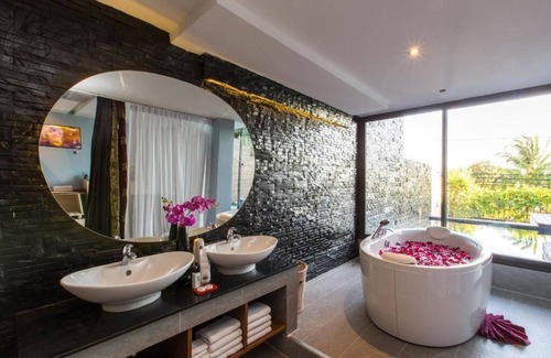 Patong Complejo | Suite superior con jacuzzi frente al mar en Patong (B)