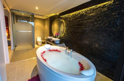 Patong Complejo | Suite superior con jacuzzi frente al mar en Patong (B)