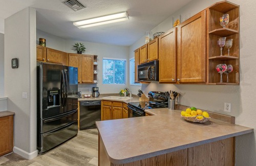 Superstition Lakes Condominio | Superstition Lakes 3 BR Condo w / chimenea y balcón; Vistas al golf; Ubicación ideal
