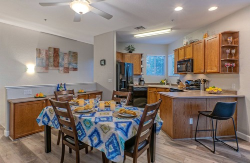 Superstition Lakes Condominio | Superstition Lakes 3 BR Condo w / chimenea y balcón; Vistas al golf; Ubicación ideal