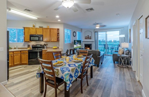 Superstition Lakes Condominio | Superstition Lakes 3 BR Condo w / chimenea y balcón; Vistas al golf; Ubicación ideal