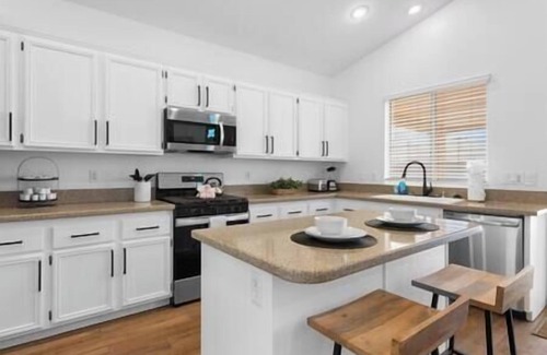 North Las Vegas Casa | Supreme 5BDR Oasis w/Pool,Pickle Ball,Golf & More!
