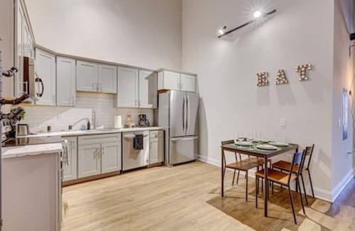 East Stroudsburg Apartamento | Supreme Luxury Industrial Style King Suite