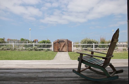 Deauville Casa | Sur les Planches de Deauville, les Pieds Dans L'eau