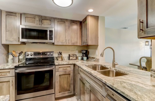 Amelia City Condominio | Surf a Wave at Amelia Surf and Racquet Club Oceanfront Perfect for Couples
