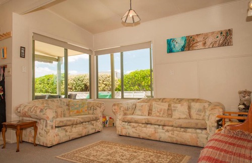 Whangamata Casa | Surf Beach Views - Whangamata Holiday Home
