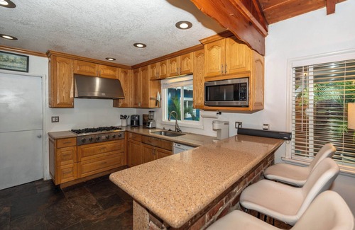 Huntington Beach Casa | Surf City Beach Cottages... Steps to the ocean..🛖🏝️🐶