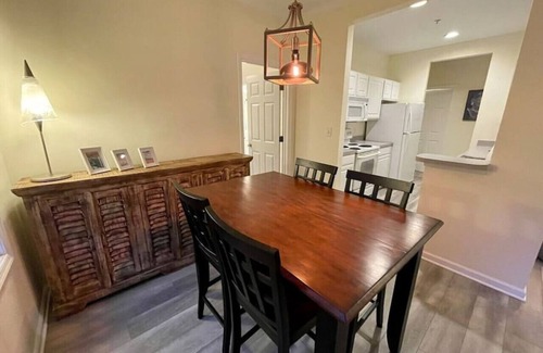 Rehoboth Beach Condominio | Surf Shack Condo! Centrally located to beaches, shopping, and entertainment