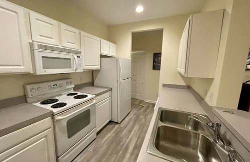 Rehoboth Beach Condominio | Surf Shack Condo! Centrally located to beaches, shopping, and entertainment