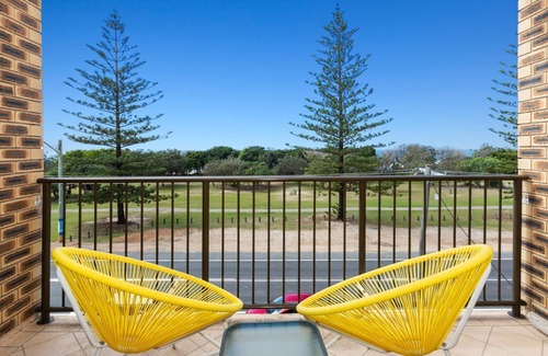 Kingscliff Apartamento | Surf Side Apartment 11 - Beachfront Bliss with Ocean Views, Comfy Lounge, and Easy Access