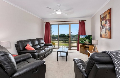 Kingscliff Apartamento | Surf Side Apartment 11 - Beachfront Bliss with Ocean Views, Comfy Lounge, and Easy Access