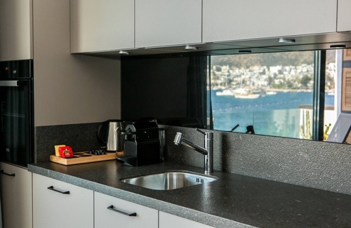 Bodrum City Center Apartamento | Surfer Caravan Gastro Pub & Suites - Gorilla Suite