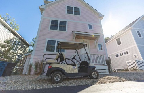 Michigan City Casa | Surfer Girl-New Custom Home Built for a Crowd!