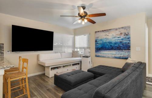 Franklin Casa | Surfers Dreams - 5min Drive to Beach with PoolTable