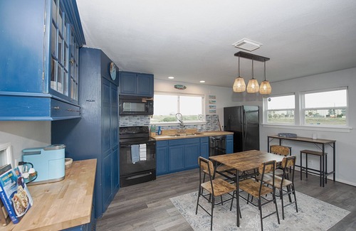 Freeport Cabaña | Surfside Christmas Bay access, walk to beach & backyard fishing