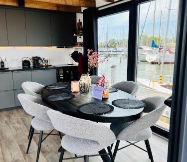 Monnickendam Alquiler De Eote | Surla Houseboat "De Albatros" in Monnickendam Tender included