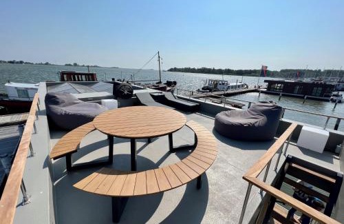 Monnickendam Alquiler De Eote | Surla Houseboat "De Albatros" in Monnickendam Tender included