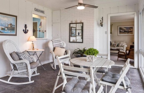 Newport Cabaña | Surrey Cottage